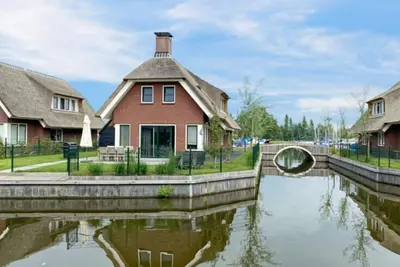 Image de Ural ThĂąs is a 6 person water villa