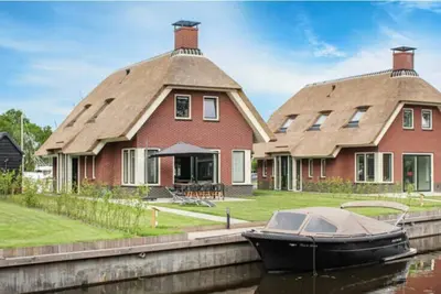 Image de De Sinnekening is a 6 person water villa