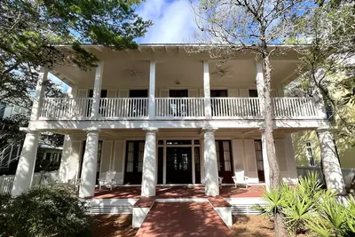 Image de Grand Seaside Ave Home w/Expansive Porches + 2 Adult Bikes!