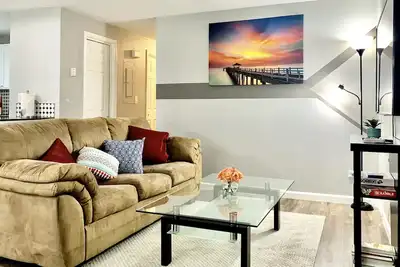 Image de 2 Br Single Story Townhouse w King Bed