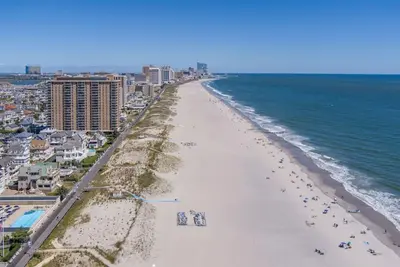 Image de 5 S Hillside- Full house listing · Gammy's Beach Getaway+Sleeps 20+2 blocks to Beach!