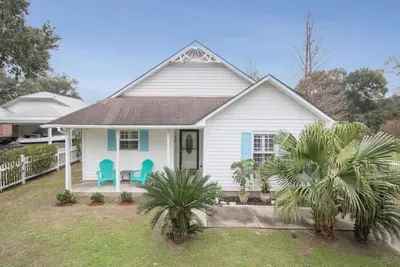Image de Quaint Coastal Oasis with a 5-min walk to the beautiful Mississippi Gulf Coast!