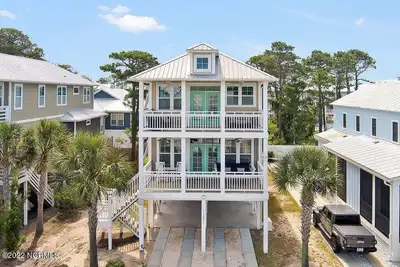 Image de Recently refreshed luxury beach house just a few blocks from Carolina Beach!