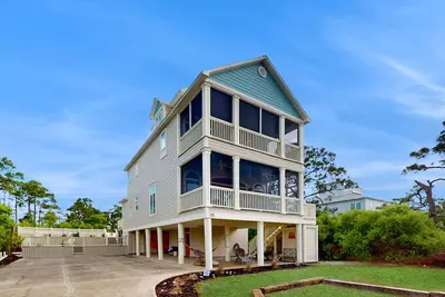 Image de Dog-friendly coastal home with private pool, screened porches, & W\/D