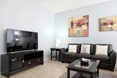 Large 3br 2-story townhouse with pool 2 mi to Asu