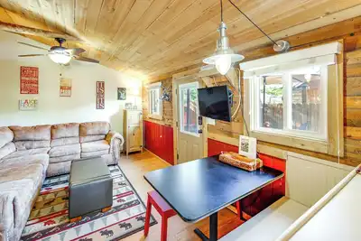 Image de 1 Mi to Grand Lake: Pet-Friendly Cabin w/ Grill!