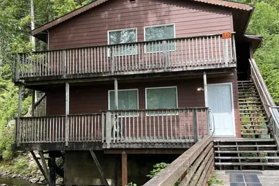 Image de Top floor unit conveniently located in downtown Ketchikan! [Ask for Rental Car]