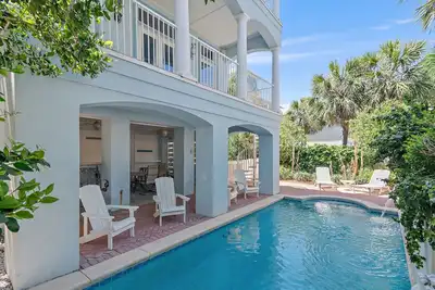 Image de 4br Luxury Home with Heated Pool, Bunk Room + 4 Balconies | Island Blue