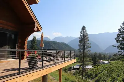 Image de Luxury Mountain Lodge. Unrivaled Views. Chef’s Kitchen. Family Play Spaces.