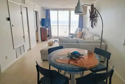 Image de 2 bedroom / 2 bath oceanFRONT condo unit
