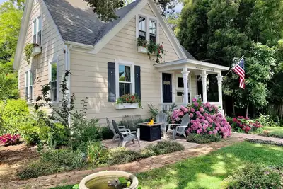 Image de Main Street Farmhouse!