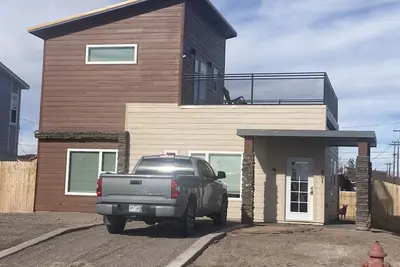 Image de New Luxury home in the heart of the Hot Springs district.