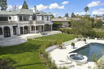 Image de Fully Furnished Gated Beverly Hills Estate