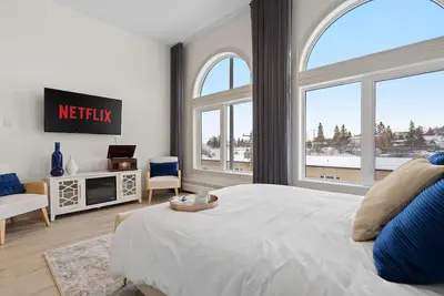 Image de Upscale Historic Loft | Top Floor | Downtown | Free Parking