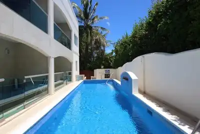 Image de Beautiful, airy 3 bedroom second-floor unit with views of the ocean and pool.