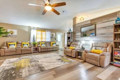 Image de Pensacola Home w/ Private Backyard & Fire Pit