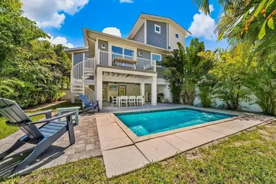 Image de Relax by the pool, 4 bd/3. 5ba, beach gear, walk to beach!