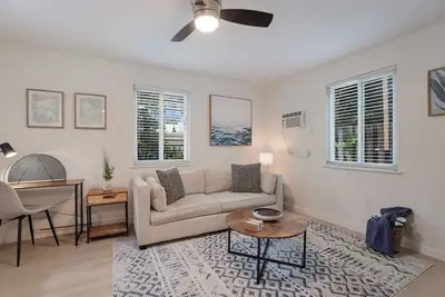 Image de 1767-Near Beaches-Downtown-Full Kitchen-Cozy