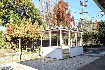 Image de Cozy 3 bed-2 bath home with sunroom and access to parks and Class A retail 😊