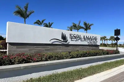 Image de Five star accommodations designer finishes in luxurious furnishings.