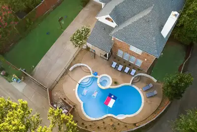 Image de Texas Size 5Bed 3. 5Bath, Heated Spa, Pool