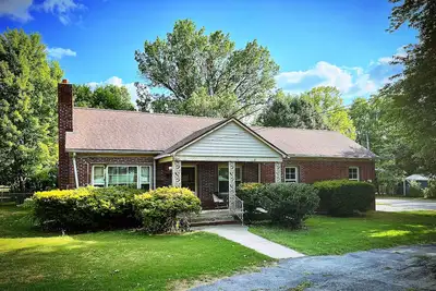Image de University campus vacation home - with massage chair and game room!