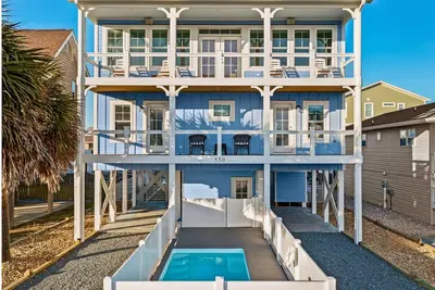 Image de New to Proactive Vacations! \"Water Views\" is a Newly renovated 5 bedroom second row home, with pool!