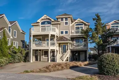 Image de Seas The Day: Private Hot Tub, Amazing Sunsets, Village Beach Club amenities!