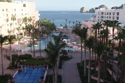 Image de Resort Penthouse on Beach near town, View of \"Lands End\"