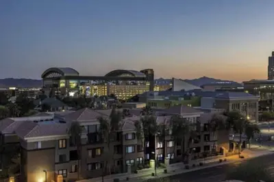 Beautiful Walkable Downtown Getaway