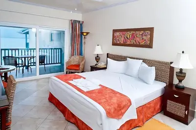 Authentic Barbados Experience! Kitchenette, Onsite Pool, Free Parking Onsite