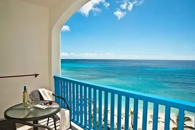 Image de Explore the Beauty of Barbados! Onsite Pool, Ocean Front, Kitchen, and Balcony