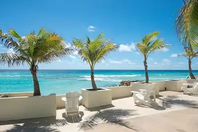 Prime Location! Onsite Pool, Free Parking, Oceanfront, Near Turtle Beach