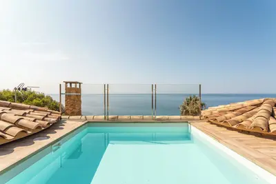 Image de Villa 'Villa Con Infinity Pool' avec vue sur la mer, Wi-Fi et climatisation.