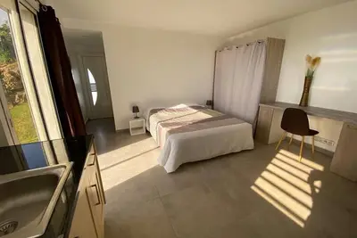 Beautiful private and independent studio with sea view