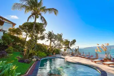 Image de Beautiful coastal residence with 7 suites, swimming pool and private pier with poita