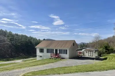Image de Meadow View: cozy rural home 2 miles away from Fisher Mountain Golf Course!