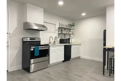 Image de Remodeled! Detached Guest House. Private Entry!