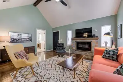 Image de Crestwood Cottage: A Historic Gem in Central Okc