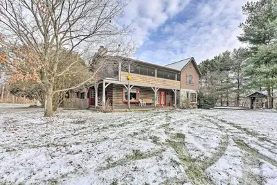 Image de Primitive Goshen Pine Lodge with Fireplace!