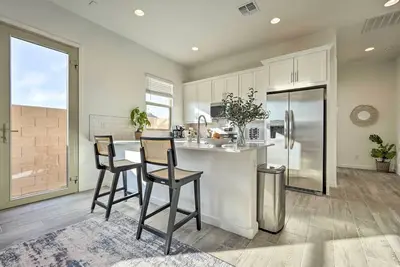 Phoenix Casita: 2 Mi to State Farm Stadium!