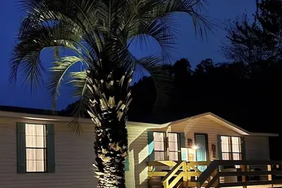 Image de \"Gone Coastal\" - Renovated home close to beach, golf, fishing, and Calabash.
