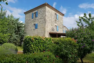 Image de Unique, open plan stone barn with stunning features and views.