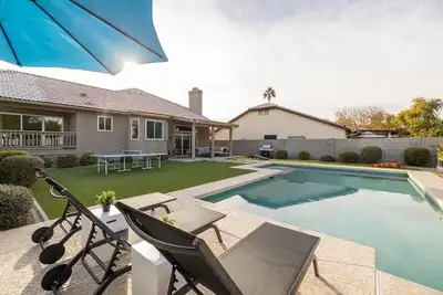 Image de A Must Gilbert Stay: Heated Pool and Games!