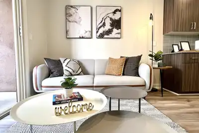 Image de Chic Scottsdale Retreat | Snowbirds & Phx Events | Townhome 2bd+den+pool+garage