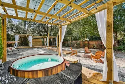 Image de Your Own Hottub, close to Jags 🏟, spectacular yard, immaculate, pets ok