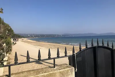 Image de 30m de la plage, villa mitoyenne avec terrasse, jardinet privatifs et parking