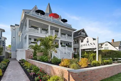 Image de Luxury Oceanfront Penthouse with Sweeping View and Hot tub