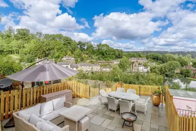 Image de Dawns House in the Peaks overlooking the mill pond