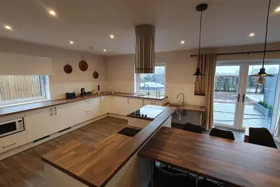 Image de Luxury accessible holiday accommodation with a hot tub and hoists.